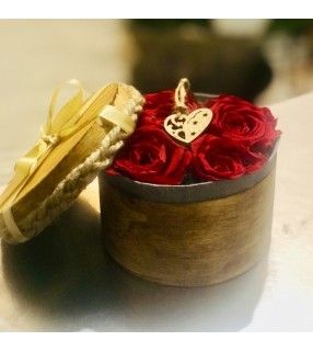 Boite 6 Roses Rouges Éternelles de haute qualité dans son écrin en bois et délicatement parfumées. AnyFleurs.fr