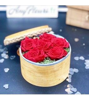 Boite 6 Roses Rouges Éternelles de haute qualité dans son écrin en bois et délicatement parfumées. AnyFleurs.fr