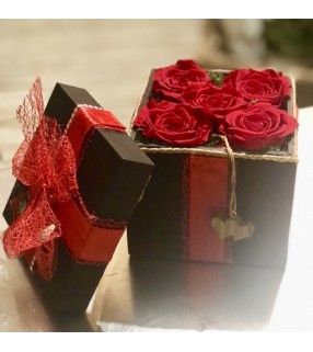Coffret 5 Roses Rouges Éternelles de haute qualité dans son écrin en bois et délicatement parfumées. AnyFleurs.fr