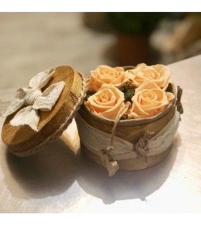 Boite de Roses Éternelles en déclinaison de nombres et de couleurs. 4 roses saumon. AnyFleurs.fr