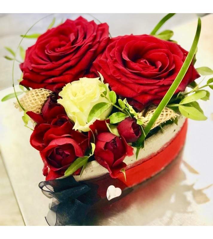 Composition Coeur Roses Rouges gros boutons et roses branchues "Be my Valentine". AnyFleurs.fr