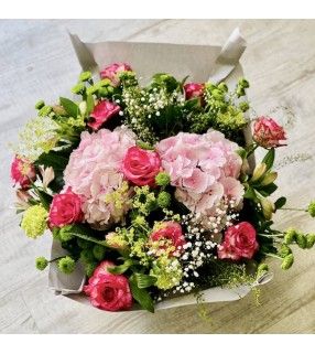 Composition Florale en Coupe dans les tons roses avec roses gros boutons. "Journée d'été". AnyFleurs.fr