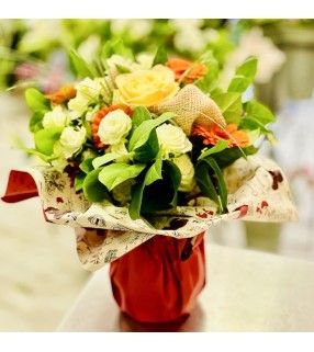 Bouquet de Fleurs orange avec roses branchues blanches"Fraicheur". Anyfleurs.fr