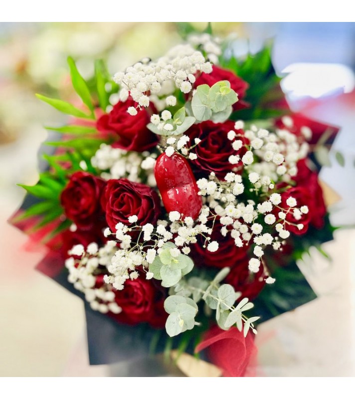Roses Rouges et Gypsophile en bouquet rond."Love u". Anyfleurs.fr