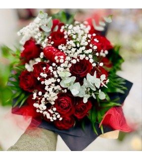 Roses Rouges et Gypsophile en bouquet rond."Love u". Anyfleurs.fr