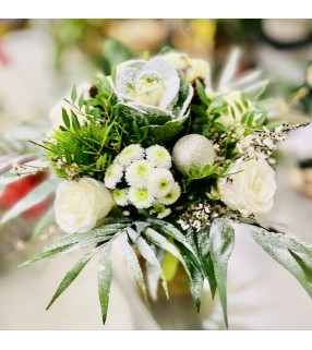 Bouquet Blanc de Noël avec roses gros boutons"Féérie de Noël".AnyFleurs.fr