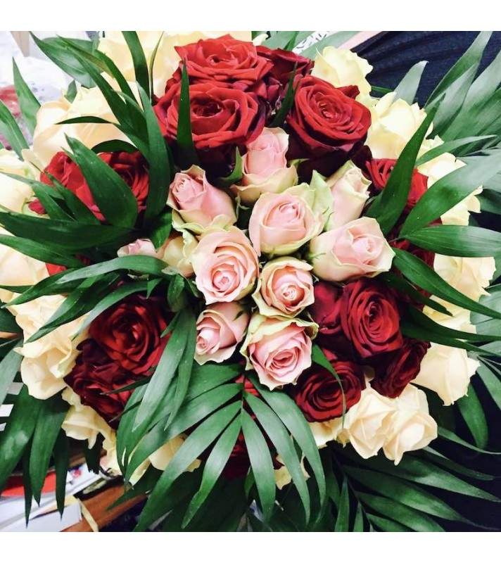 Bouquet Rond de Roses rouges et roses de trente tiges avec feuillage. "Opulent". AnyFleurs.fr