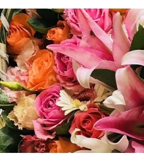 Panier Fleuri Rose dans son panier d'osier avec anthuriums, roses, et mini oeillets: "Soirée Estivale". AnyFleurs.fr
