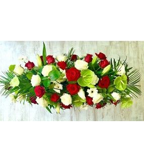 Raquette Deuil avec roses rouges et blanches gros boutons"Considération". AnyFleurs.fr