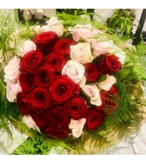 Bouquet Rond de Roses rouges et roses de trente tiges avec feuillage. "Opulent". AnyFleurs.fr