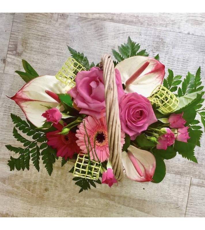 Panier Fleuri Rose dans son panier d'osier avec anthuriums, roses, et mini oeillets: "Soirée Estivale". AnyFleurs.fr